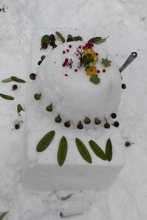 雪で作ったケーキ