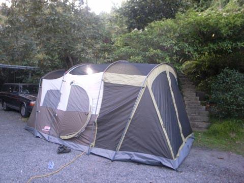 庭でキャンプをする