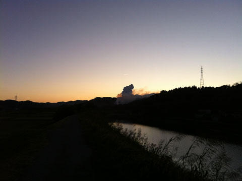 朝焼けの中の噴煙
