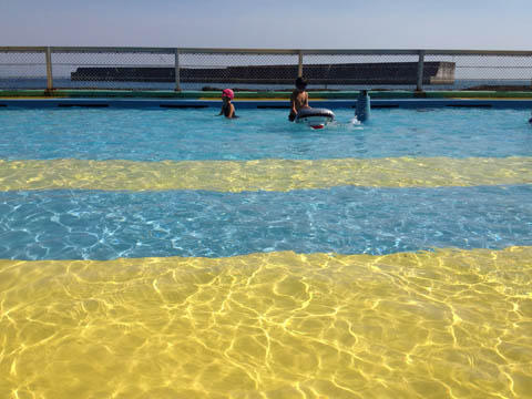 誰もいないプール