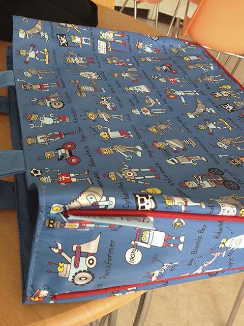 ロボット柄のバッグ