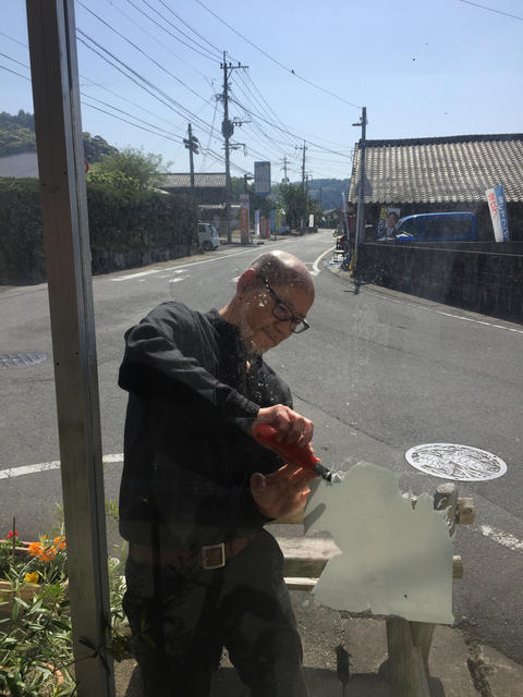 蓑笠市に向けて商店街の掃除