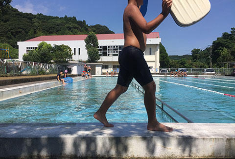 プールの監視係をする プールの監視係をする